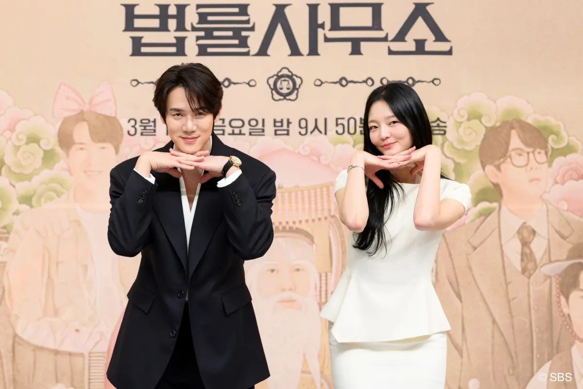 ▲柳演錫（左）、李絮首度合作《神與律師事務所》默契滿分，戲裡一場潑水橋段為了求逼真痛快，改用礦泉水，卻因為水量太大被形容像大砲。（圖／Hami Video）