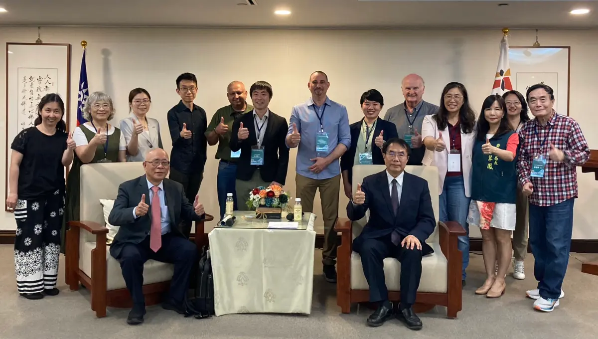 ▲ 台灣健康城市聯盟洪德仁副理事長率領美國柏克萊大學全球健康城市中心主任傑森・柯本（Jason Corburn等5國14位國內外學者專家，昨天拜會臺南市長黃偉哲，針對健康城市治理、永續發展及公共衛生政策進行交流。（圖／南市府提供）