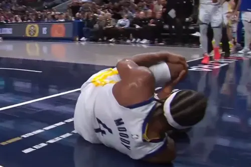 ▲勇士側翼大將穆迪（Moses Moody）在延長賽尾聲的一次快攻灌籃中，左膝在無接觸的情況下發生嚴重變形，驚悚的受傷畫面讓全場陷入死寂，隨後被擔架抬離球場。（圖／翻攝自NBC轉播畫面）