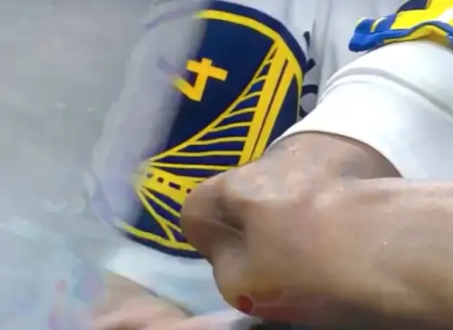 ▲穆迪在一次無人防守的快攻起跳準備灌籃時，左腳支撐點出現恐怖位移。（圖／翻攝自NBC轉播畫面）