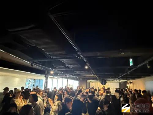 ▲周杰倫〈太陽之子〉MV首映會現場，百名幸運獲選入場粉絲擠爆松仁威秀，早早就在現場守候。（圖／記者李欣恬攝影）