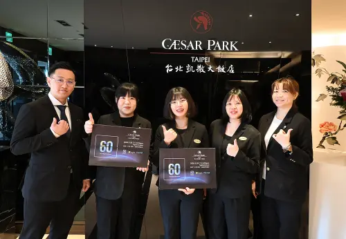 ▲凱撒飯店連鎖員工們宣導「Earth Hour 60 關燈一小時」活動，號召旗下所有飯店於3月28日晚間關燈一小時。（圖／凱撒飯店連鎖提供）