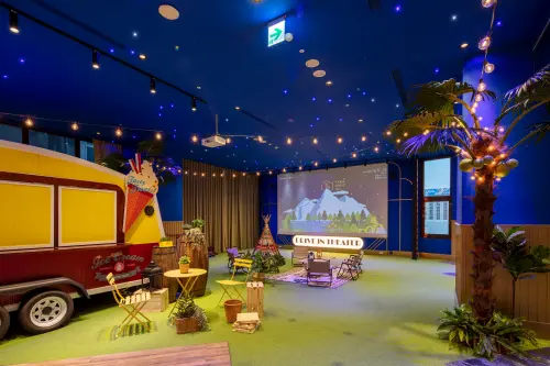 ▲「路徒 PLUS行旅」大廳將在活動的一小時間關閉大部分電源，但旅客卻能感受星空大廳光影的另一番風味。（圖／小鹿文娛提供）