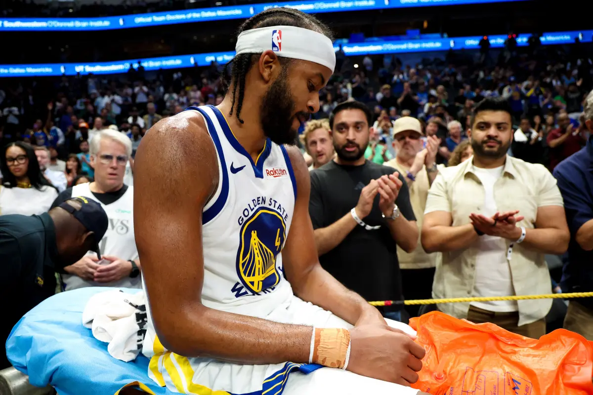 ▲勇士年輕大將穆迪(Moses Moody)在延長賽一次快攻灌籃時遭遇無對抗的毀滅性膝蓋重傷，痛苦倒地後被擔架直接抬離球場。（圖／路透／達志影像）