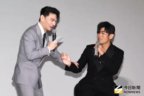 ▲周杰倫（右）新專輯《太陽之子》同名主打歌MV全球首映與記者會，由好友阿Ken（左）主持。（圖／記者朱永強攝）