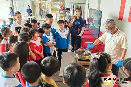 ▲師生走訪在地產業文富食品公司，老闆趙壽全教導如何炸餛飩並請學生品嘗。（圖／記者莊全成攝，2026.03.24）