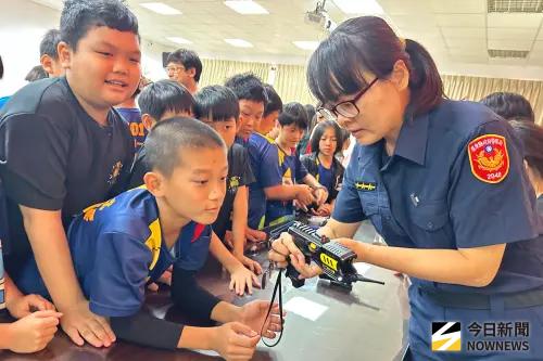 ▲參訪「里港警分局」了解警察的裝備及勤務，同時向守護家園的警察英雄致敬。 （圖／記者莊全成攝，2026.03.24）