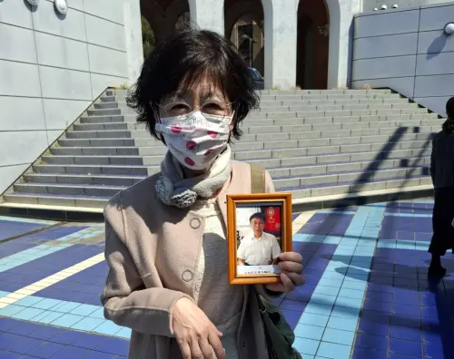 無緣赴日參加兒子畢業典禮　陳佩琪帶著柯文哲照片出席