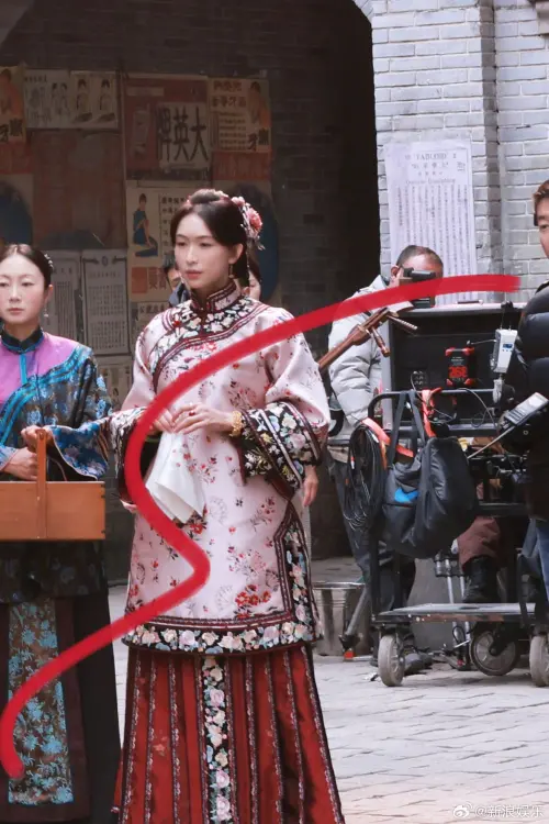 ▲林志玲（中）客串新戲《玉蘭花開君再來》，被讚扮相依然有仙氣，美麗搶眼。（圖／摘自 微博 FB）