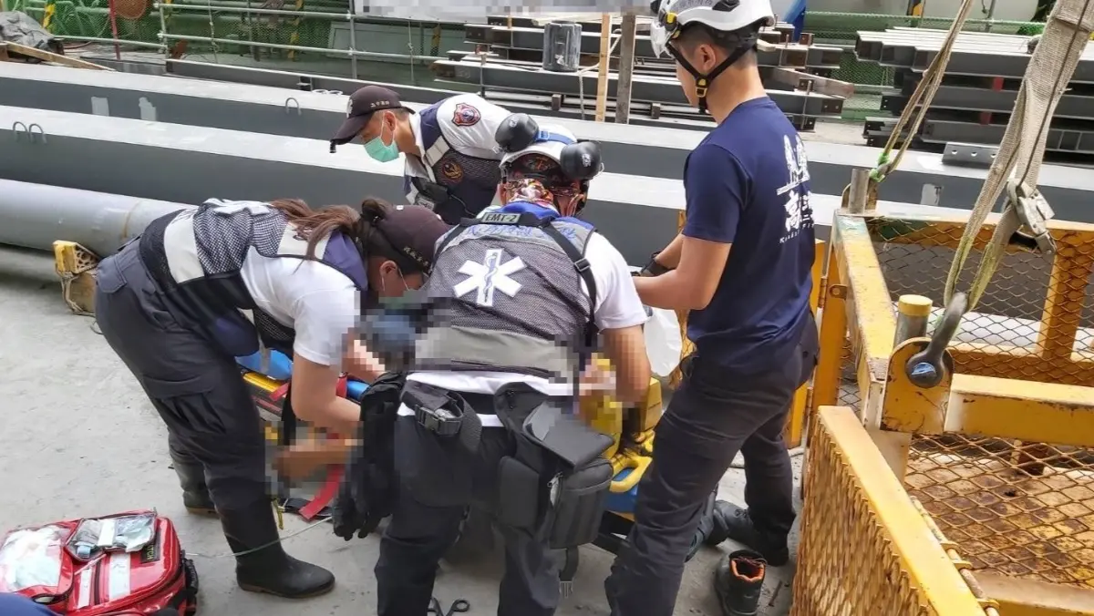▲高雄鼓山區神農路凹子底BOT建築工地鋼筋掉落，砸死27歲工人。（圖／讀者提供）