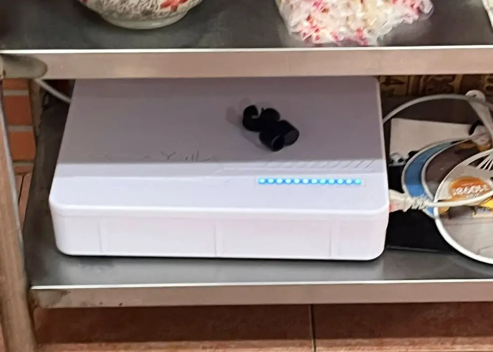 ▲有新北民眾前往一間小吃麵店用餐，坐下之後發現手機完全沒有網路訊號，結果一看店家在門口擺了一台「訊號遮蔽器」。（圖／翻攝Threads＠jackie_howlive）