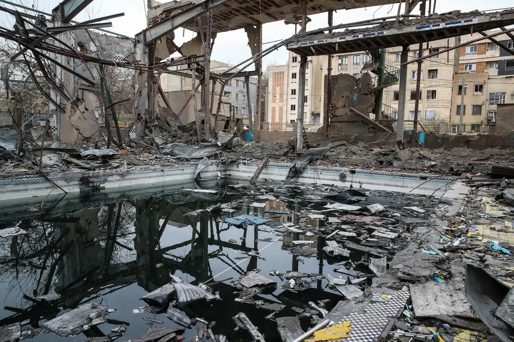 ▲美伊戰爭持續將近一個月。圖為伊朗德黑蘭一處體育館遭空襲後的場景。（圖／美聯社／達志影像）