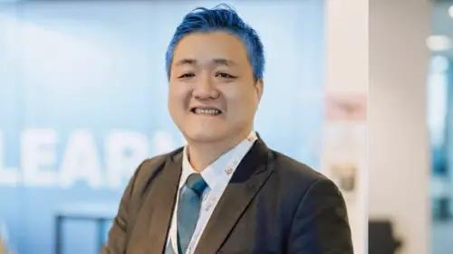 ▲國立高雄大學資訊管理學系教授丁一賢特別強調「人機協作」的重要性，老員工升級為「龍蝦訓練師」，他們將數十年的工藝直覺與判斷準則輸入系統，讓龍蝦學會如何思考。（圖／翻攝畫面）