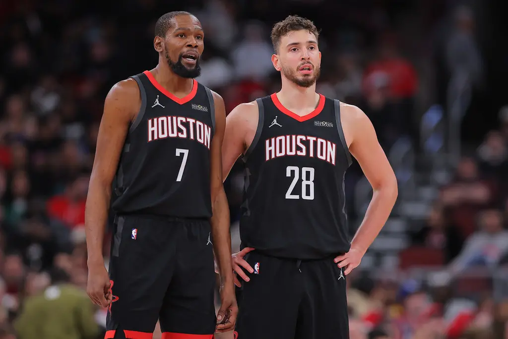 ▲火箭今（24）日124：132不敵芝加哥公牛，賽後主力中鋒申京（Alperen Sengun）（右）受訪時，坦言與KD仍在適應期，球隊也處於學習和磨合過程中。（圖／美聯社／達志影像）