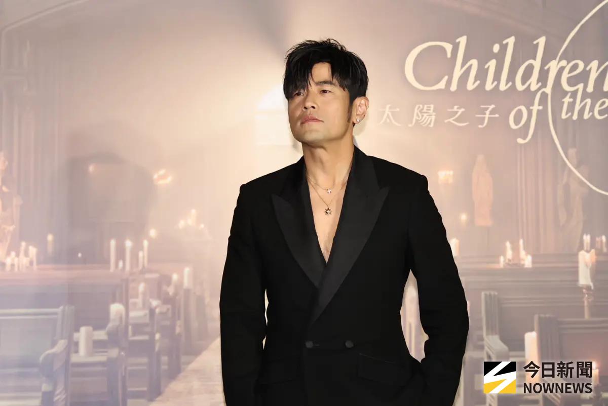 ▲周杰倫（如圖）新專輯主打〈太陽之子〉MV首映會彩蛋多！突然加碼多播了一首新歌〈淘金小鎮〉MV，他表示，這是在拍攝實境節目時覺得當下不拍可惜的記錄，而且是採用先拍片再寫歌的創作流程。（圖／記者朱永強攝影）