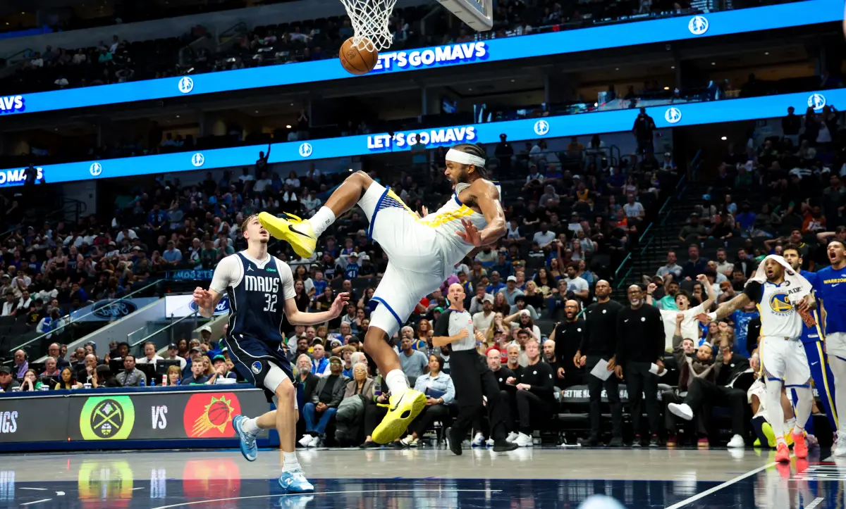 ▲勇士前鋒穆迪(Moses Moody)在抄截快攻時遭遇無對抗膝蓋重傷，被擔架抬離球場，這場悲劇引發球迷對獨行俠主場地板安全性的強烈質疑。（圖／路透／達志影像）