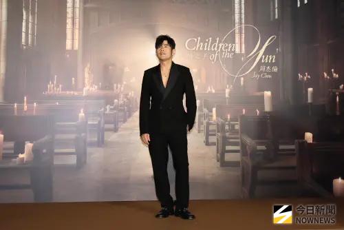 ▲周杰倫（如圖）久違地現身舉辦記者會，他神態自若、心情愉快，還突然答應媒體要求，突然開放聯訪。（圖／記者朱永強攝影）