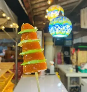 ▲糖伯伯也有推出一串要價500元的椪糖烏魚子蒜苗糖葫蘆。（圖／翻攝Threads@sweetogisan）