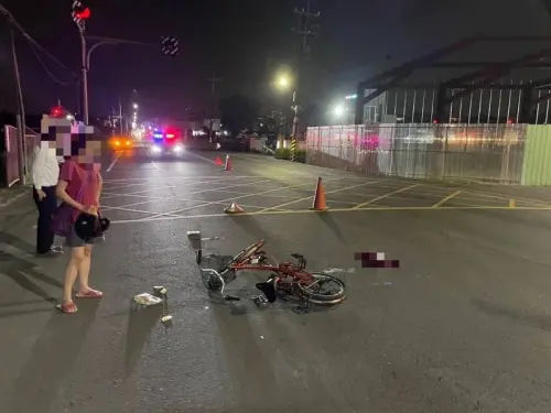 ▲屏東縣萬丹鄉77歲劉姓婦人，為尋找失蹤的身障小兒子，在視線不良的夜晚隻身牽著腳踏車走上街頭，卻不幸在大學路遭撞身亡。（圖／警方提供）