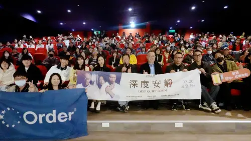 ▲星光熠熠！歐德集團陳國偉執行長（右四）同框《深度安靜》電影團隊右二起張孝全、沈可尚、瞿友寧、林依晨，在映後座談中與舊客戶分享拍攝點滴，共度難忘時光。（圖／歐德提供）