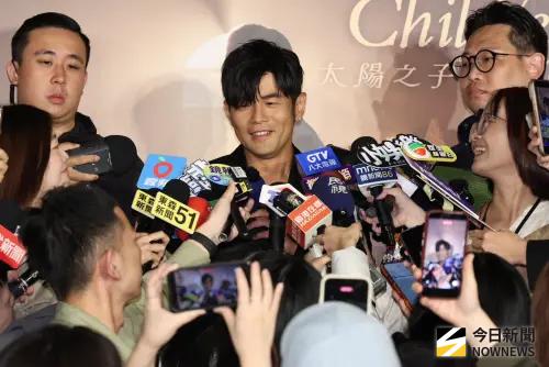 周杰倫玩瘋了！突襲Cue開放聯訪　喊話下次簽唱會改在網球場辦