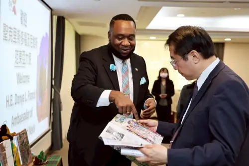 ▲范東亞大使向台南市長黃偉哲介紹書籍內容。（圖／南市府提供）