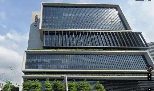 ▲「百億賭王」林秉文曾是桃園蘆竹商辦大樓「經國方略」的真正屋主，他借用大姨子的名義當人頭辦貸款。（圖／翻攝Google Maps）