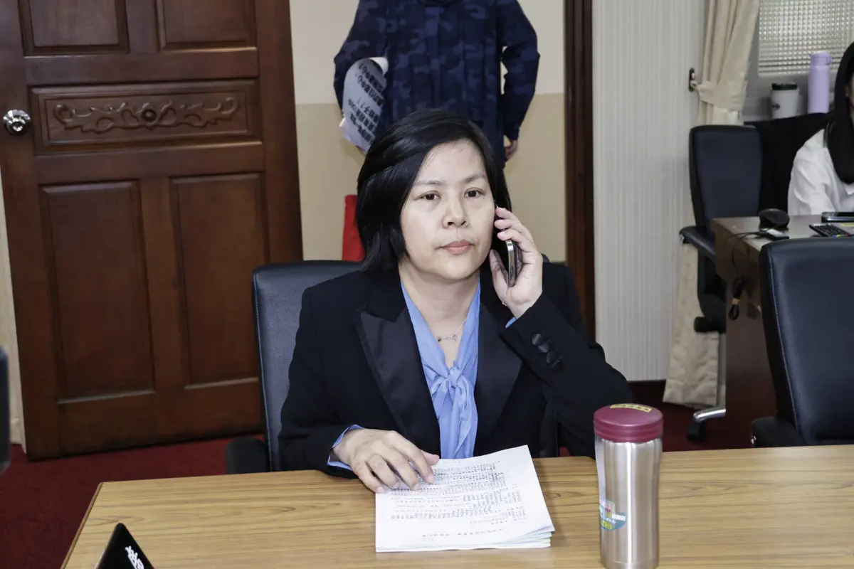 ▲立委李貞秀坐上主席台「代理召委」，公民監督國會聯盟，痛批整場會議淪為政治鬧劇。（圖／記者吳翊緁攝）