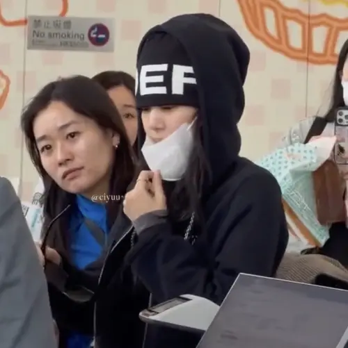 ▲Jennie在機場登機時對待地勤的態度掀起爭議。（圖／翻攝自微博）