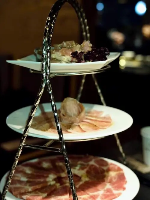 ▲屋馬燒肉發想以英式下午茶三層架裝盛各類燒肉，也造成多家餐飲業模仿。（圖／記者葉盛耀攝）