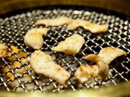 ▲屋馬的服務人員會勤換烤網，讓顧客覺得服務貼心。（圖／記者葉盛耀攝）