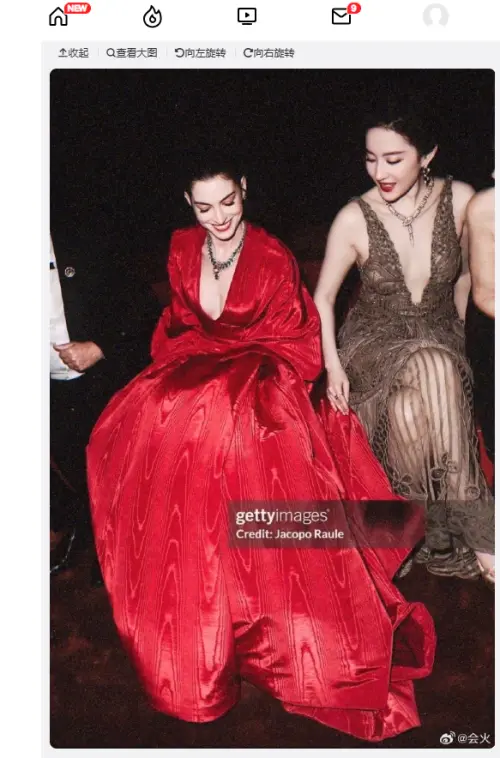 ▲安海瑟薇（左）、劉亦菲被外媒拍下一張調整間距的合照，網友以「世紀神圖」形容這張照片。（圖／翻攝自會火微博）