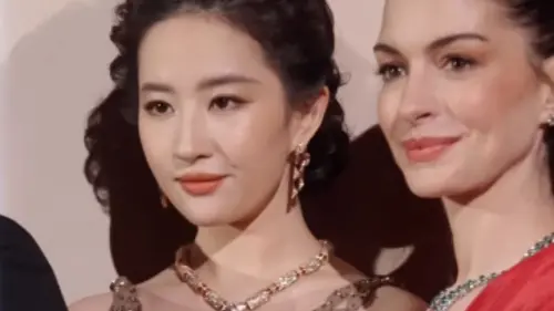 劉亦菲、安海瑟薇比誰禮服最低胸　一張調整座位合照被封世紀神圖