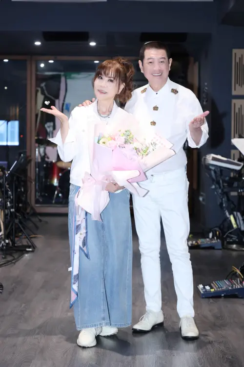 ▲龍千玉（左）為4月25日台中演唱會彩排，蔡小虎驚喜現身打氣。（圖／瑞揚創意提供）