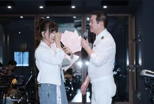 ▲龍千玉（左）練唱一半，蔡小虎捧著粉紅玫瑰花現身，讓龍千玉又哭又叫。（圖／瑞揚創意提供）