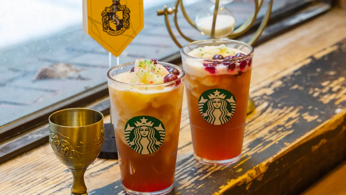 ▲最新「星巴克買一送一」本周咖啡優惠喝3天，周五全台門市買一送一，Harry Potter系列商品及蜂蜜公爵爆爆星冰茶開賣，哈利波特主題店指定消費免費穿拍霍格華茲巫師袍。85度C週三黑糖珍珠日第二杯半價。（圖／星巴克starbucks.com.tw）