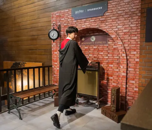▲星巴克漢中門市變身哈利波特主題店，推出「巫師袍租借體驗活動」，搭配霍格華茲電影場景拍照拍個夠。（圖／星巴克starbucks.com.tw）