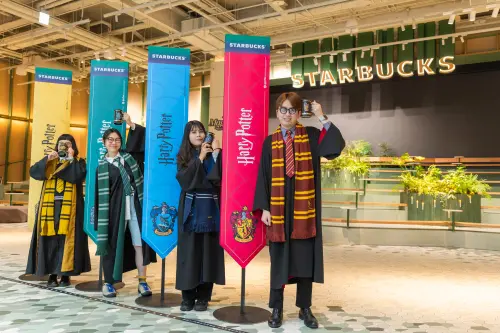 ▲快朝聖哈利波特主題店！星巴克典藏DREAM PLAZA台北門市推薦「巫師袍租借體驗活動」穿拍美照。（圖／星巴克starbucks.com.tw）