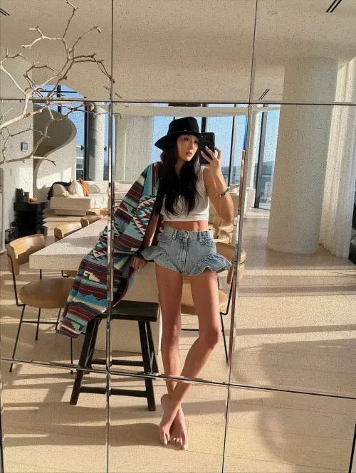 ▲孫芸芸全身照展現緊實線條！拒絕挨餓靠一週兩次TRX與重訓撐出「紅潤好氣色」，被醫師封為「模範生飲食」的最佳代言。（圖／翻攝自孫芸芸IG@aimeeyunyunsun）