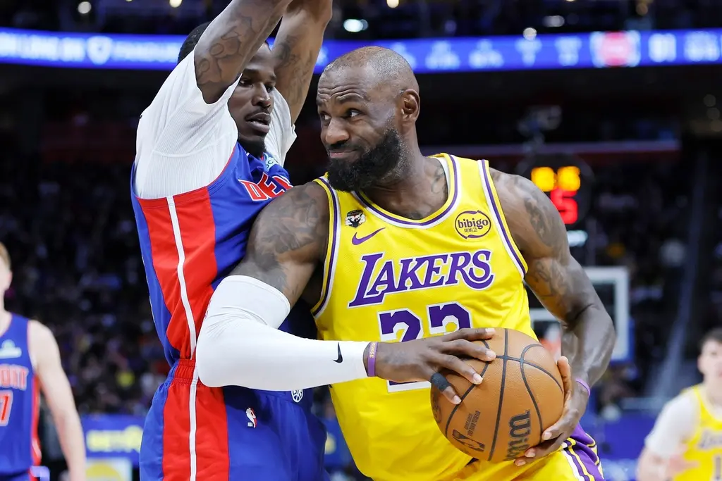 ▲詹姆斯（LeBron James）最新一期播客節目《Mind the Game》，聊到聯盟吹判尺度話題，透露過去自己比較容易拿到哨音，但現在就算求他們吹也沒用。（圖／美聯社／達志影像）