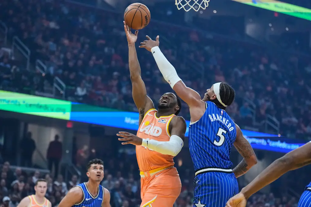 ▲在當家球星米契爾（Donovan Mitchell）狂砍42分的帶領下，搭配哈登（James Harden）全能的火力支援，騎士隊最終以136：131力克魔術，喜迎4連勝。（圖／美聯社／達志影像）