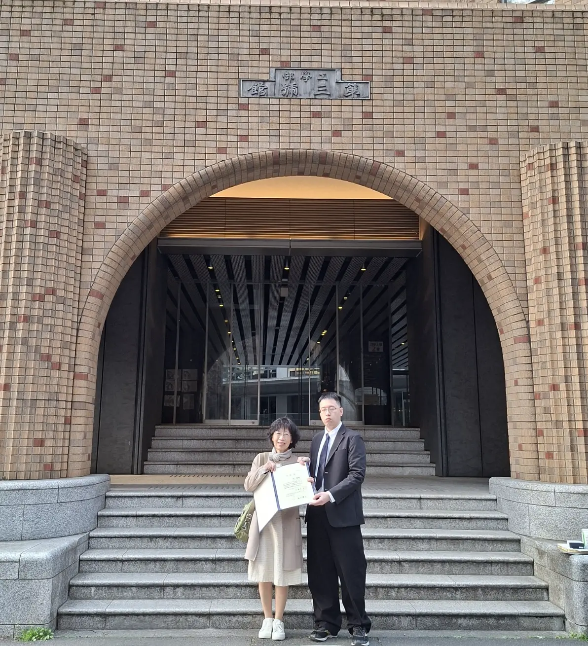 ▲民眾黨創黨主席柯文哲妻子陳佩琪與長子柯傅堯在東京大學合影。 （圖／翻攝自陳佩琪臉書）