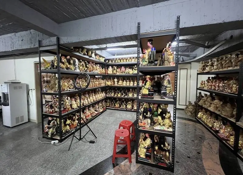 ▲高雄佛具店兩名前員工搬走老闆千尊佛像、佛具。（圖／民眾提供）