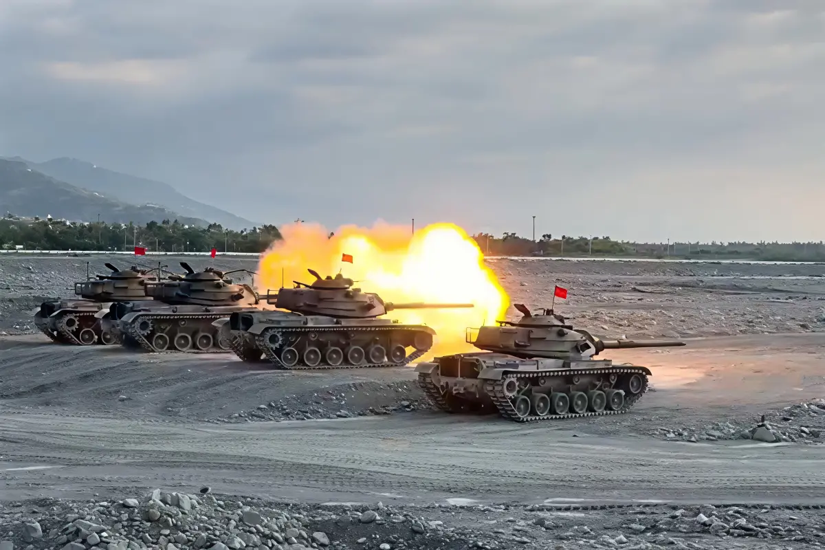 ▲國軍第2作戰區於太麻里溪出海口實施「正義操演」實彈射擊，M60A3戰車火力精準打擊。（圖／記者莊全成翻攝）