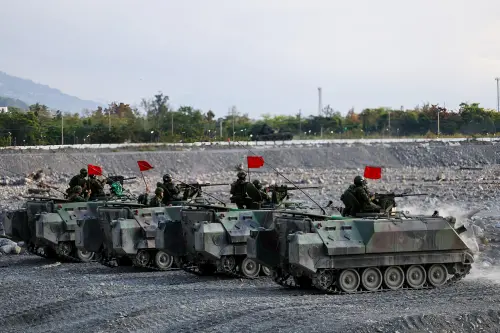 ▲部隊運用T74排用機槍、40公厘榴彈槍、50機槍等，綿密火網，發揮聯合火力打擊效能。（圖／記者莊全成翻攝）