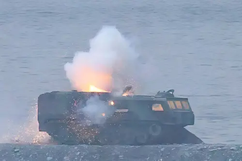 ▲部隊運用戰車與火砲進行聯合射擊演練，精準命中目標。（圖／記者莊全成翻攝）