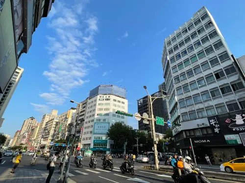 ▲張旭嵐指出，當前房市雖然尚未大幅回溫，但已有「春燕慢飛」的跡象。（圖／台灣房屋提供）