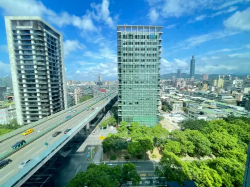 ▲松山區市民高架旁的「敦南樞苑」（左）中低樓層戶別，今年初交易賠了900萬元。（圖／台灣房屋提供）