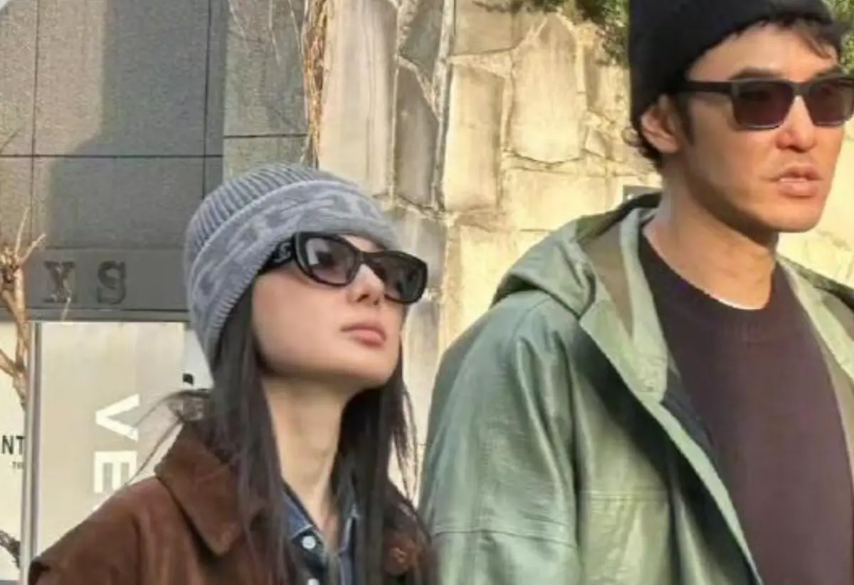 ▲阮經天昨日被拍到與小20歲白富美女友在東京約會，她被指撞臉單依純，全身穿搭幾乎都是名牌，擁有愛馬仕包包、毛帽，加上香奈兒墨鏡、THE ROW外套，4件單品就要價新台幣123萬。（圖／微博＠會火）