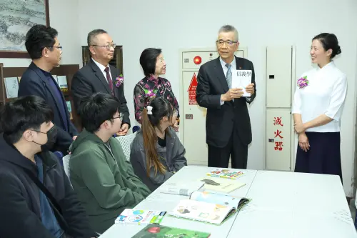 ▲信義企業集團創辦人周俊吉在吳鳳科大靜思書軒與現場貴賓及同學們分享《信義學》相關內容。（圖／信義房屋提供）